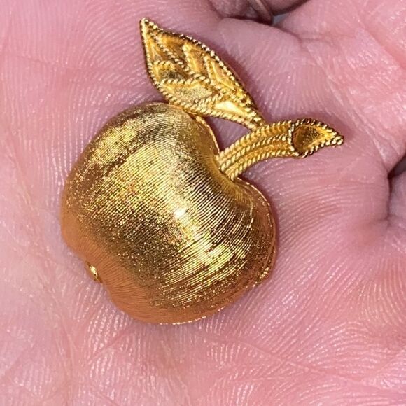 Crown Trifari Vintage Signed Brushed Gold Tone Apple Pin Brooch - Picture 5 of 10